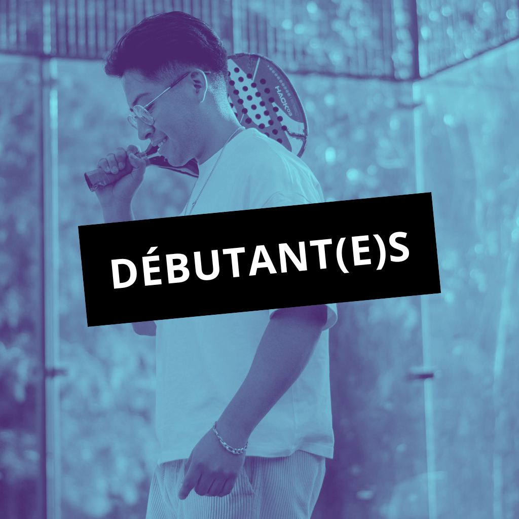 Un joueur débutant le padel dans une ambiance conviviale à Aix