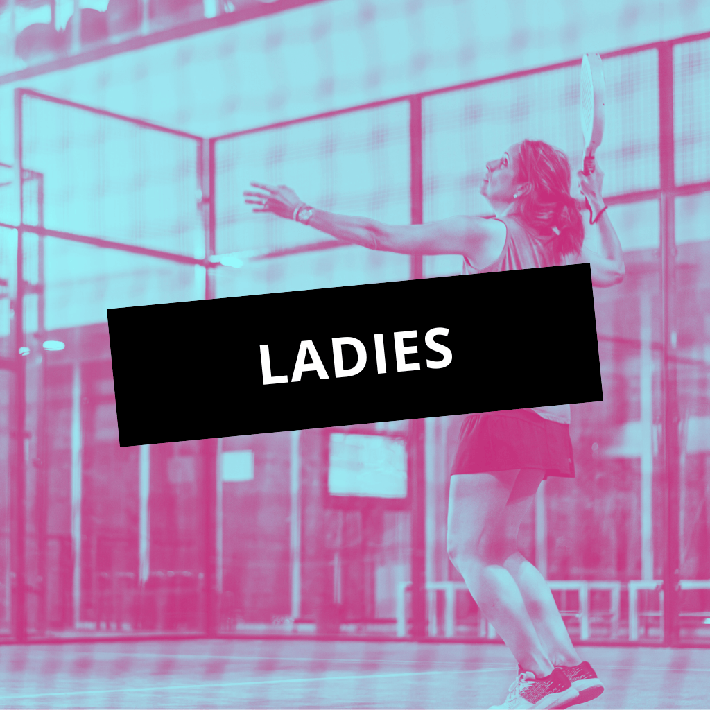 Une joueuse de padel en action sur le court, énergie et convivialité à Aix