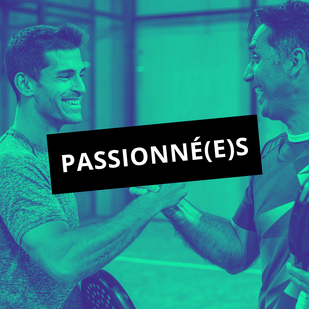 Un match de padel en double masculin, deux équipes s’affrontent sur le court à Aix